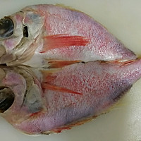 清蒸蒜香石斑鱼的做法图解1