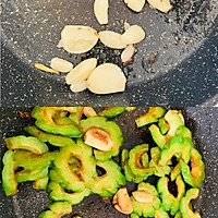 苦瓜炒牛肉的做法图解3