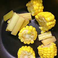 #家乡年味 鲜才够味#玉米炖猪骨汤的做法图解1