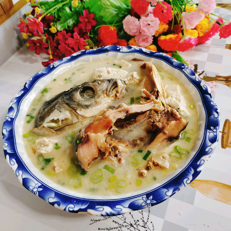 腊鱼头豆腐汤的做法