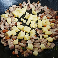 脂渣土豆芹菜肉的做法图解3