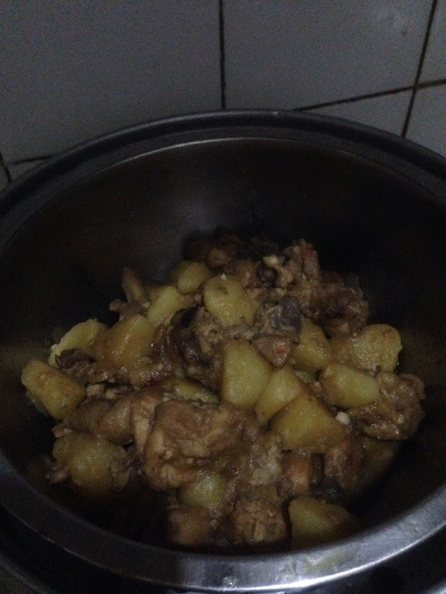 鸡腿烧土豆的做法