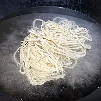 #万物皆可搭#10分钟快手美味早餐：火腿鸡蛋打卤面，拌面的做法图解7