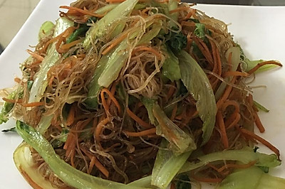 胡萝卜生菜炒米粉