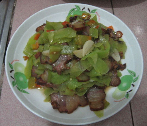 【猫记私房菜】开胃莴笋炒腊肉 久别湘西的味道