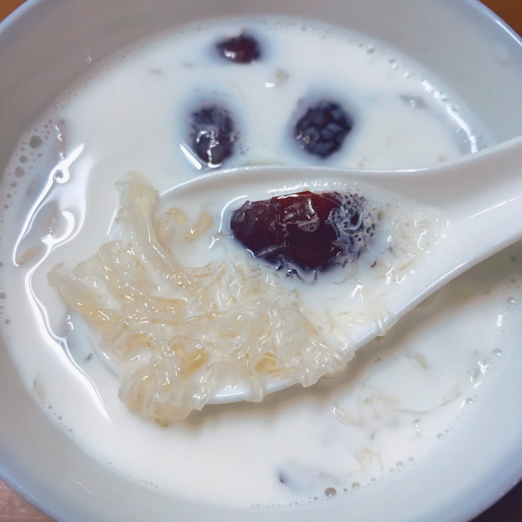 滋阴养颜补血牛奶红枣燕窝的做法