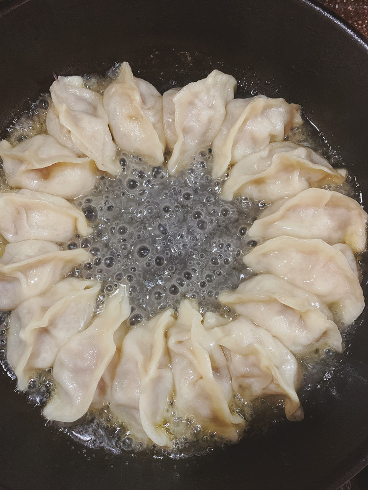 一学就会 香喷喷的煎饺 ＜60分钟的做法