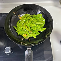 荷兰豆炒腊肠的做法图解5