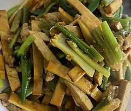 芹菜香干炒肉的做法