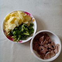 柿子椒土豆炒猪肝的做法图解2