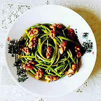 蒜苔偶遇核桃仁的做法图解3