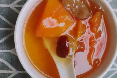 桃胶皂角米炖木瓜糖水