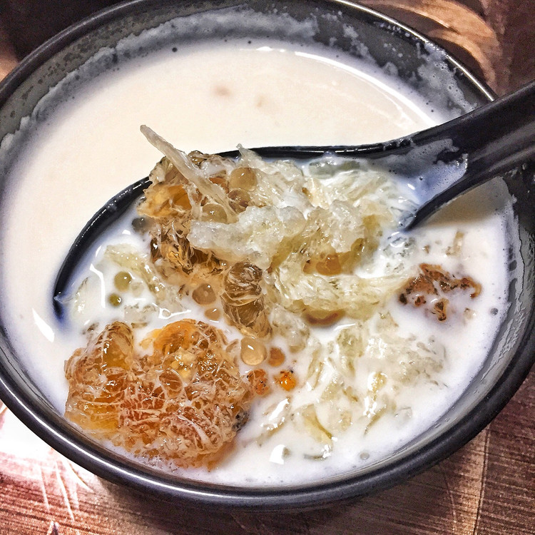 燕窝桃胶牛奶的做法