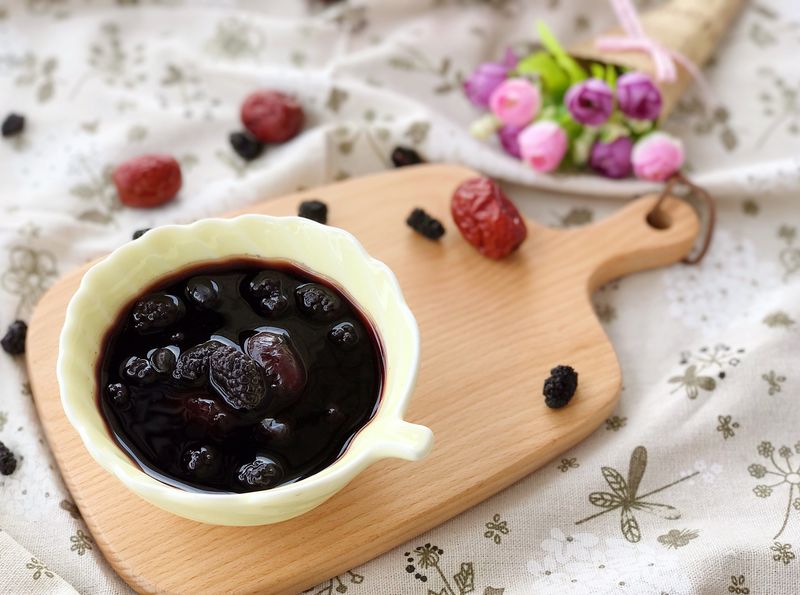 Nourishing Yin, nourishing blood, mulberry black bean, red jujube and sugar water