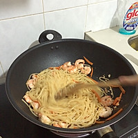 香草鲜虾意大利面的做法图解4