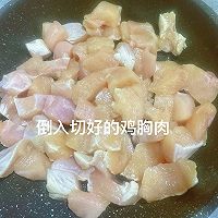 #纳福汇轻松喷出美味#低卡减脂餐！辣椒胡萝卜炒鸡胸肉的做法图解5