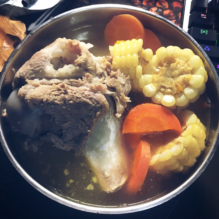 胡萝卜玉米大骨汤的做法