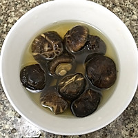 冬菇蒸鸡腿肉的做法图解1