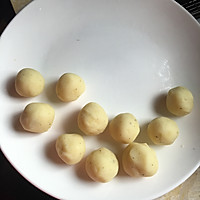 香喷喷的炸土豆丸子的做法图解3