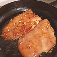 #餐桌上的春日限定#㊙️怎么煎都不老的蒜香鸡胸肉的做法图解3