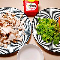 营养美味鲜菇时蔬～怎样做好吃又好看？#葱伴侣豆瓣酱能蘸善炒#的做法图解1