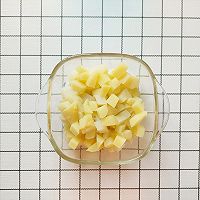 青椒香肠土豆丁的做法图解2