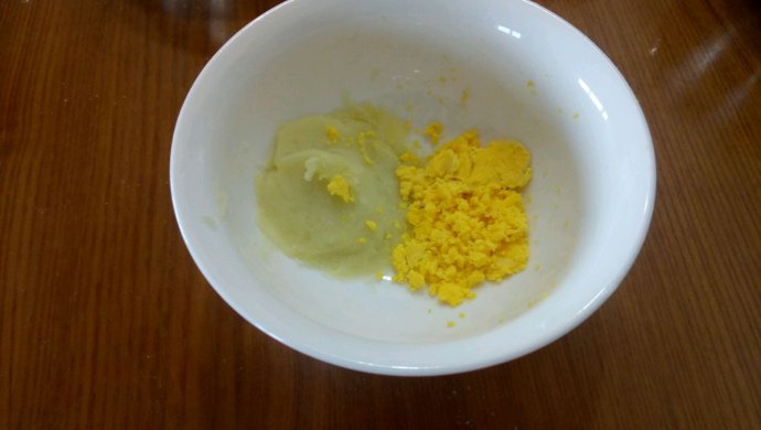 宝宝辅食（7个月）蛋黄土豆泥