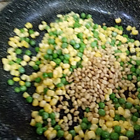 创意菜–紫甘蓝松仁玉米的做法图解5