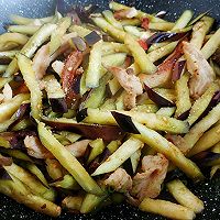 葱椒酱肉炒茄条的做法图解4