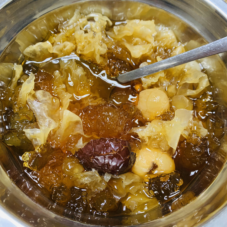 桃胶雪莲子银耳糖水的做法