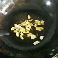 松树菌炖腊肉的做法图解3