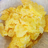 海鲜菇炒鸡蛋的做法图解4
