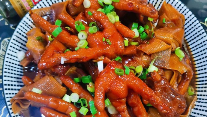 红烧鸡爪加干豆腐结