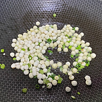 鸡头米炒虾仁的做法图解2