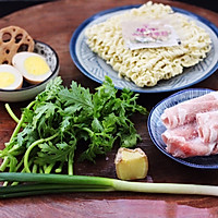 #带着美食去踏青#羊肉茼蒿方便面的做法图解1