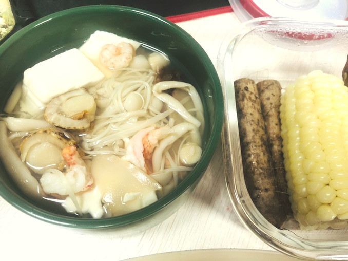 大人孩子一起吃——松茸海鲜豆腐菌菇汤的做法