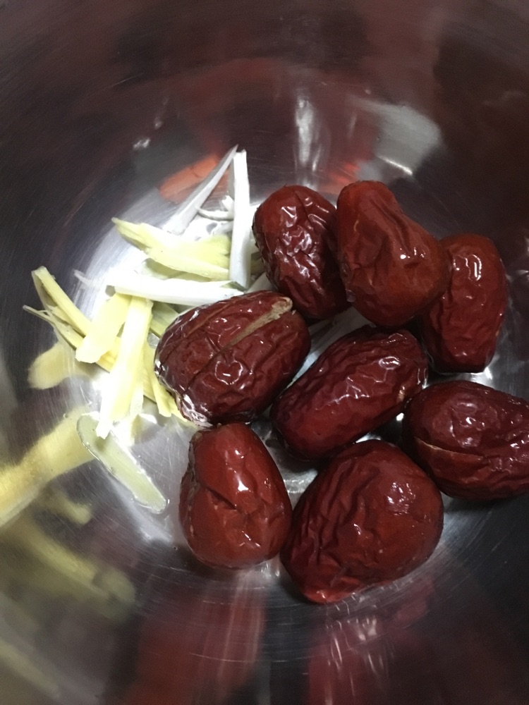 预防感冒：姜丝红枣茶的做法图解1