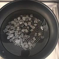 冰糖草莓糖葫芦的做法图解1