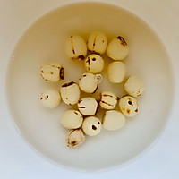 银耳莲子羹的做法图解3