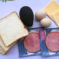 #冰箱剩余食材大改造#牛油果鸡蛋火腿三明治的做法图解1