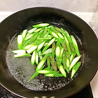 清炒芦笋虾仁的做法图解2