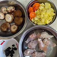 家常土豆香菇炖鸡翅根的做法图解1