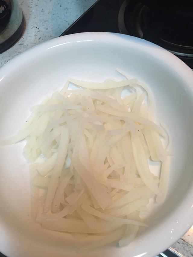 萝卜鲫鱼汤的做法图解1