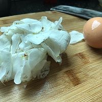 白刺花煎蛋+葱油拌面的做法图解1