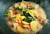 妈妈私房菜——土豆焖猪肉的做法