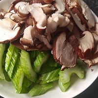 西芹炒香菇的做法图解2