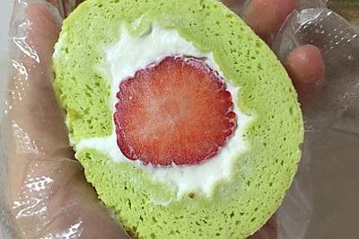 斑斓草莓蛋糕卷
