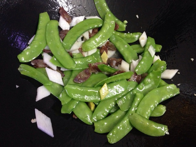 荷兰豆山药炒腊肠的做法图解7