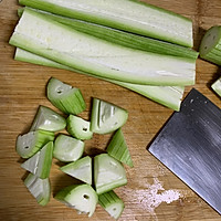 普通的食材也发光—蒜香炒丝瓜的做法图解1