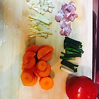 番茄胡萝卜焖肉电饭锅的做法图解1